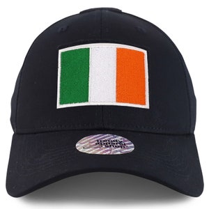Può includere: Un cappello da baseball nero con una toppa ricamata della bandiera irlandese sul davanti. Il cappello ha una visiera curva e un adesivo bianco con il testo "trendy apparel shop" sul lato inferiore della visiera.