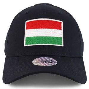 Può includere: Un cappello da baseball blu navy con una toppa ricamata della bandiera ungherese. Il cappello ha una visiera curva e un'etichetta bianca con il testo "trendy apparel shop" sul lato inferiore della visiera.