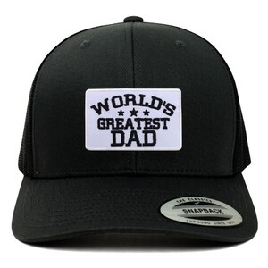 Puede incluir: Gorra de camionero negra con un parche blanco que dice "World's Greatest Dad" en letras negras.