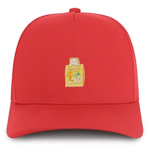 Puede incluir: Gorra de béisbol roja con un parche bordado amarillo que representa un gato de dibujos animados sosteniendo una bolsa de patatas fritas que dice "CHIP".