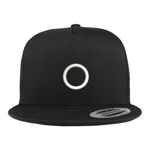 Könnte beinhalten: Schwarze Trucker-Kappe mit einem weißen Kreislogo. Die Kappe hat ein Netzrücken und einen Druckknopfverschluss.