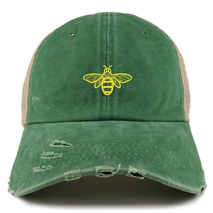 Peut inclure: Une casquette de baseball usée de couleur verte et marron avec un motif d'abeille brodé en jaune.