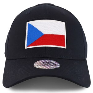 Puede incluir: Una gorra de béisbol negra con un parche de la bandera de la República Checa blanca, azul y roja en la parte delantera. La gorra tiene una visera curvada y un cierre de velcro.