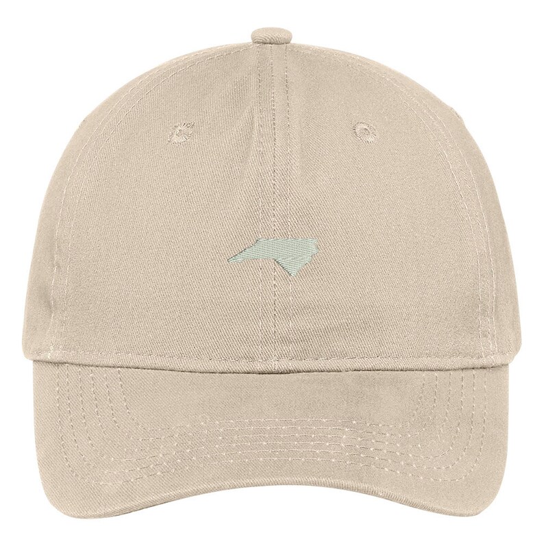 Puede incluir: Una gorra de b&eacute;isbol beige con un contorno bordado del estado de Carolina del Norte en verde claro.
