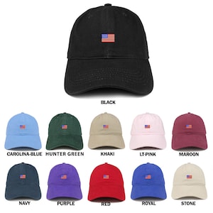 Könnte beinhalten: Ein Set aus zehn Baseballkappen in verschiedenen Farben, jede mit einer kleinen gestickten amerikanischen Flagge auf der Vorderseite. Die Farben umfassen Schwarz, Carolina-Blau, Jägergrün, Khaki, Hellrosa, Rotbraun, Marineblau, Lila, Rot, Königsblau und Stein.