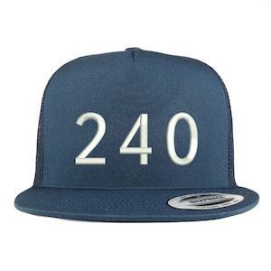Könnte beinhalten: Eine marineblaue Trucker-Kappe mit weißem Netzrücken. Die Vorderseite der Kappe ist mit der Nummer "240" in Weiß bestickt.