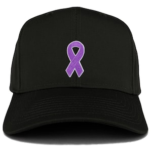 Puede incluir: Una gorra de béisbol negra con una cinta morada bordada en la parte delantera.