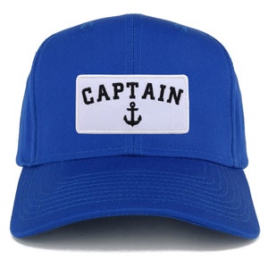 Könnte beinhalten: Eine königsblaue Baseballkappe mit einem weißen Patch, auf dem "CAPTAIN" mit einem schwarzen Anker-Symbol steht.