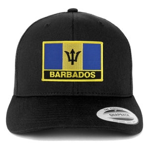 Könnte beinhalten: Schwarze Trucker-Kappe mit einem gelben und blauen Patch mit der Flagge von Barbados und dem Text "BARBADOS". Die Kappe hat ein schwarzes Netzrücken und einen schwarzen Druckknopfverschluss.