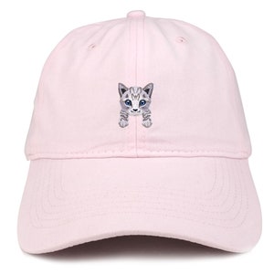 以下が含まれることがあります： 青い目をしたグレーと白の猫の刺繍が施されたピンクの野球帽
