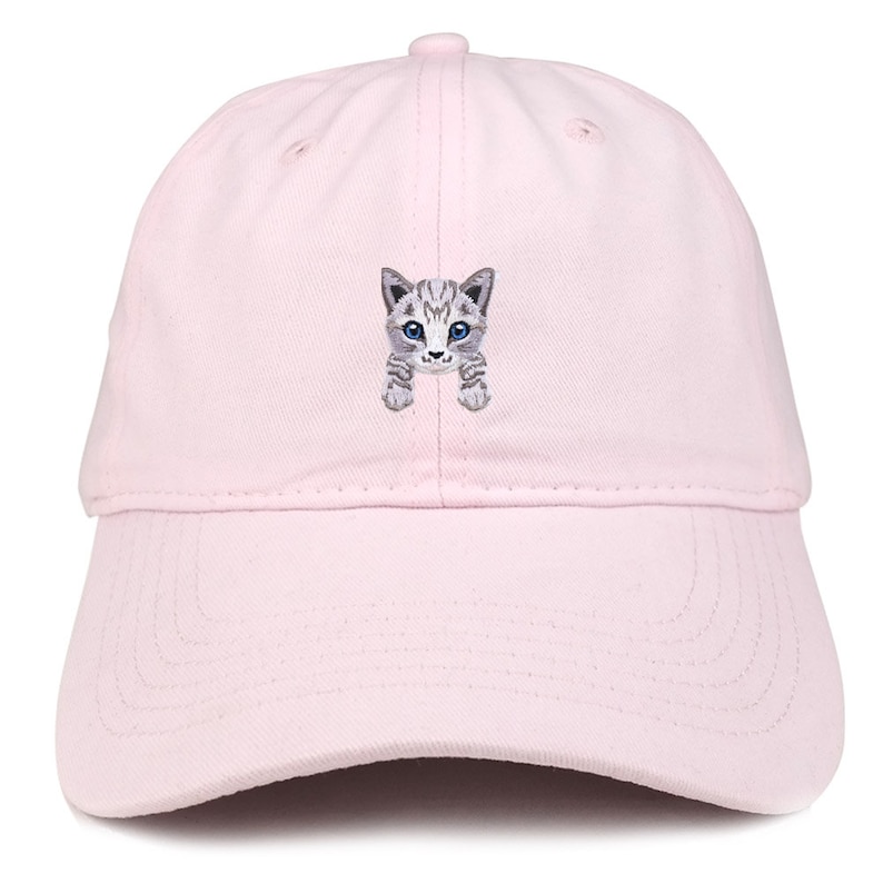 以下が含まれることがあります： 青い目をしたグレーと白の猫の刺繍が施されたピンクの野球帽
