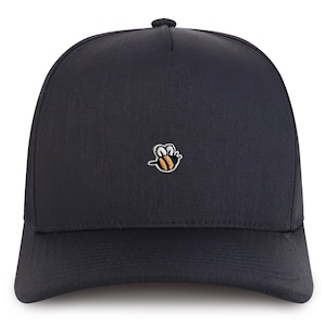 Puede incluir: Una gorra de béisbol azul oscuro con un pequeño diseño de abeja bordado en la parte delantera.