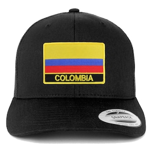Può includere: Cappellino da camionista nero con una toppa della bandiera colombiana gialla, blu e rossa che dice "COLOMBIA". Il cappello ha una parte posteriore in rete nera e una chiusura a scatto nera.