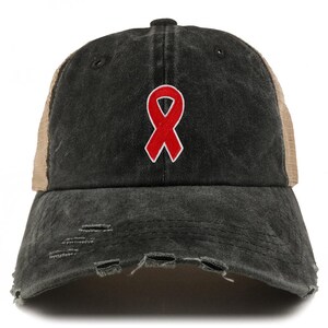 Peut inclure: Casquette de baseball noire délavée avec un ruban rouge. Le chapeau a un dos en filet et une visière pré-courbée avec des détails usés. Le ruban rouge est bordé de blanc.