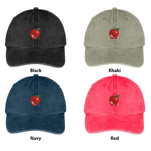 Könnte beinhalten: Vier Baseballkappen aus Denim in verschiedenen Farben: Schwarz, Khaki, Marineblau und Rot. Jede Kappe ist mit einem gestickten roten Apfel mit einem grünen Blatt verziert.