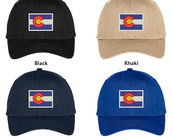 Pode incluir: Quatro bonés de beisebol em preto, cáqui, azul marinho e azul royal. Cada boné apresenta a bandeira do estado do Colorado bordada na frente. Os bonés têm uma aba curva e uma alça ajustável na parte de trás.