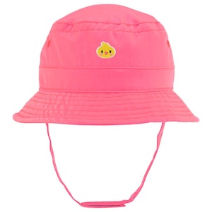 Può includere: Cappello a secchio rosa acceso con tesa larga e sottogola. Il cappello presenta un piccolo pulcino giallo ricamato sul davanti. Questo cappello da sole è progettato per proteggere il viso e il collo dal sole.
