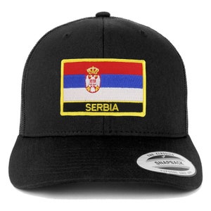 Pode incluir: Um boné de caminhoneiro preto com uma malha nas costas. A frente do boné apresenta um remendo bordado amarelo com a bandeira sérvia e a palavra "SERBIA" em letras amarelas.