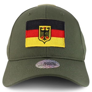 Puede incluir: Una gorra de béisbol verde con un parche bordado de la bandera alemana en la parte delantera. La bandera es negra, roja y amarilla con un águila negra en el centro.