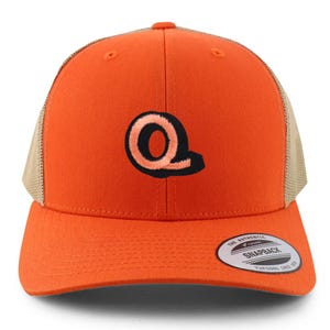 Gorra de malla de camionero de 6 paneles con parche "Q" del alfabeto de Stitchfy (SF-AP0104-FLX-6606)