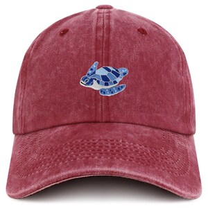 Op de afbeelding: Bordeauxrode baseballcap met een gebogen klep. De cap heeft een gedetailleerde geborduurde blauwe zeeschildpad op de voorkant. Gemaakt van zacht, gewassen katoen, met een verstelbare band.