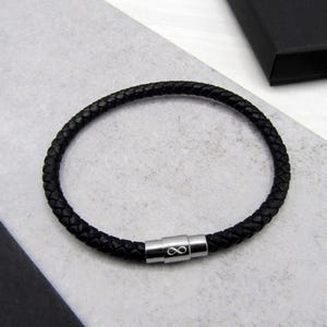 Slanke leren heren Infinity-armband - cadeaus voor hem - Infinity-sieraden - jubileumcadeau - gepersonaliseerde armband - herensieraden - herencadeau