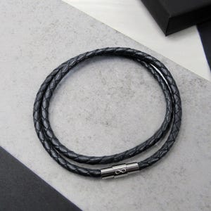 Herren Doppelstrang schmales graues Infinity Lederarmband - Geschenke für ihn - Infinity Schmuck - Jahrestagsgeschenk - Herrenarmband - Herrenschmuck