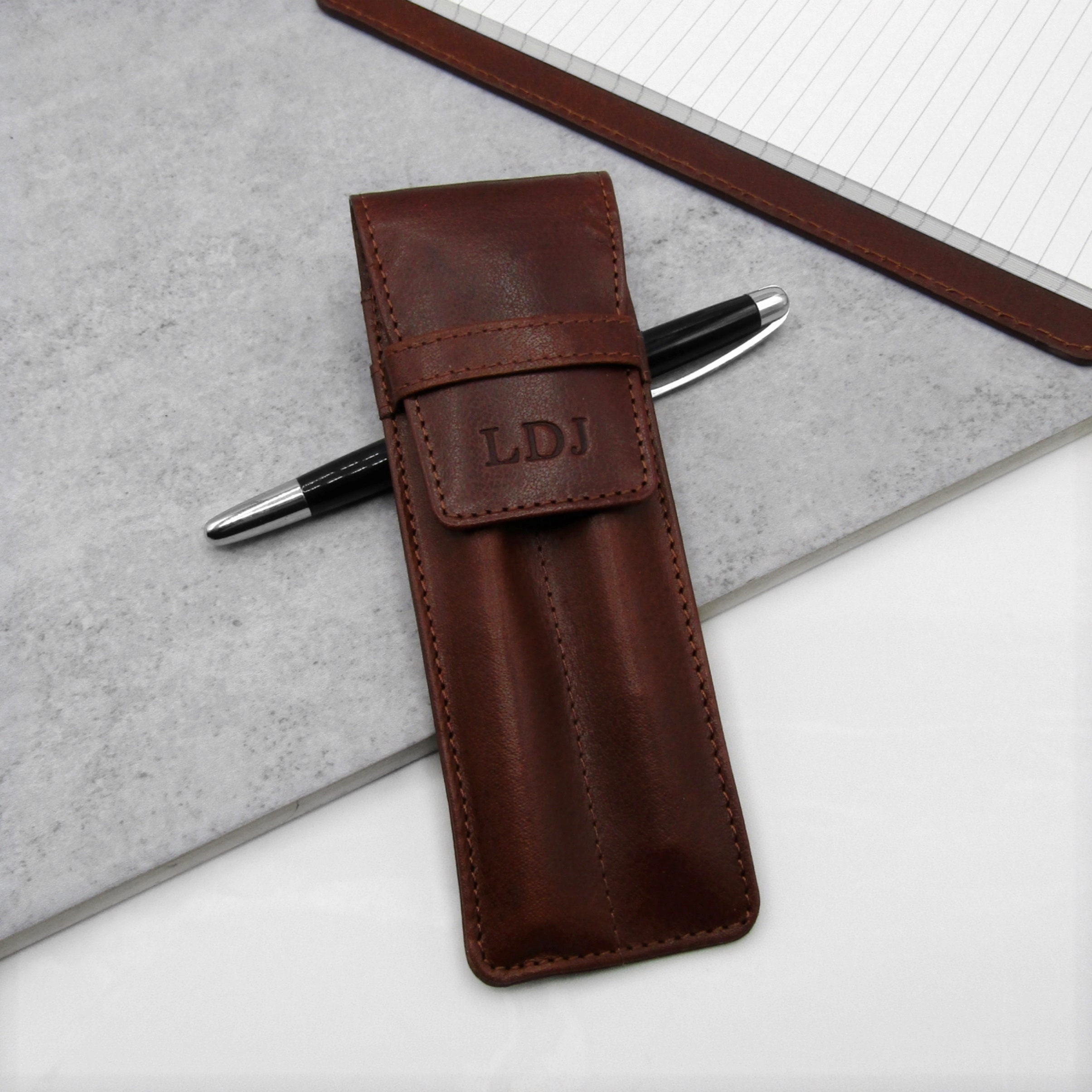 Personalisierter Leder Doppel-Stifthalter - Geschenke für Ihn - Geburtstagsgeschenk - Schreibwaren Geschenk - Personalisiertes Leder - Stiftetui - Geschenk für Männer