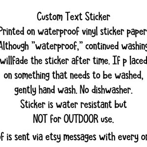 Peut inclure: Texte noir sur fond blanc d&eacute;crivant un autocollant de texte personnalis&eacute;. L'autocollant est imprim&eacute; sur du papier autocollant en vinyle imperm&eacute;able. R&eacute;sistant &agrave; l'eau, mais pas pour l'ext&eacute;rieur. Lavage &agrave; la main uniquement.