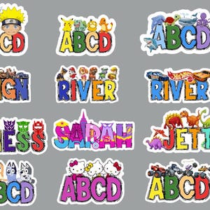 K&ouml;nnte beinhalten: Eine Sammlung von zw&ouml;lf bunten Vinyl-Aufklebern mit verschiedenen Zeichentrickfiguren, Tieren und Fahrzeugen, die &uuml;ber fetten, mehrfarbigen Buchstaben platziert sind, welche Namen wie ABCD, REIGN, RIVER, CHESS, SARAH und JETT bilden.
