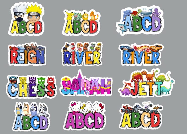 K&ouml;nnte beinhalten: Eine Sammlung von zw&ouml;lf bunten Vinyl-Aufklebern mit verschiedenen Zeichentrickfiguren, Tieren und Fahrzeugen, die &uuml;ber fetten, mehrfarbigen Buchstaben platziert sind, welche Namen wie ABCD, REIGN, RIVER, CHESS, SARAH und JETT bilden.