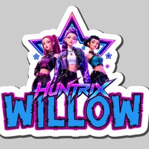 K&ouml;nnte beinhalten: Ein gestanzter Aufkleber mit drei animierten Charakteren in modischen Outfits vor einem leuchtenden violetten und blauen Stern. Der Text HUNTRIX WILLOW ist in gro&szlig;en, fetten blauen Buchstaben mit dunkler Umrandung am unteren Rand abgebildet.