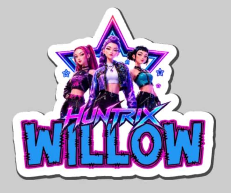 K&ouml;nnte beinhalten: Ein gestanzter Aufkleber mit drei animierten Charakteren in modischen Outfits vor einem leuchtenden violetten und blauen Stern. Der Text HUNTRIX WILLOW ist in gro&szlig;en, fetten blauen Buchstaben mit dunkler Umrandung am unteren Rand abgebildet.