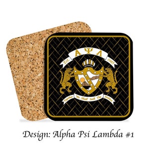 Può includere: Un sottobicchiere quadrato nero e oro con un designo di lettere greche. Il design presenta uno scudo con un sole, una piramide e una mano tesa. Le lettere "AΨΛ" sono sopra lo scudo, e il testo "Est. 1985" è a destra dello scudo. Il testo "Together We Shall Seek The Noblest" è sotto lo scudo.