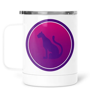 Peut inclure: Mug de voyage blanc avec un motif circulaire violet et rose avec une silhouette de panthère violette. Le texte "Sigma Lambda Gamma #1" est imprimé sous la tasse.