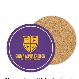 Könnte beinhalten: Ein runder Untersetzer in Lila und Gold mit einem Schild-Design und dem Text "Sigma Alpha Epsilon True Gentlemen". Die Rückseite des Untersetzers ist aus Kork.
