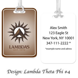 Könnte beinhalten: Ein braunes Gepäckanhänger mit einem goldenen Sonnenstrahlen-Logo und dem Text "LAMBDAS EST. 1975". Die Rückseite des Anhängers hat einen weißen Hintergrund mit dem Text "Alex Smith 123 Eagle St New York, NY 10001 347-111-2222 * *example name and address" und der Text "Design: Lambda Theta Phi #4" befindet sich unter den Anhängern.