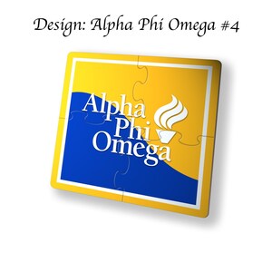 Könnte beinhalten: Ein vier-teiliges Puzzle mit dem Logo von Alpha Phi Omega. Das Logo ist weiß auf blauem Hintergrund mit gelbem Rand. Das Logo zeigt eine Flamme und die Worte "Alpha Phi Omega".