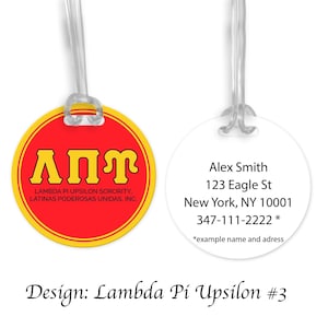 Op de afbeelding: Rode en gele bagagelabel met de letters "ΑΠΥ" en de tekst "LAMBDA PI UPSILON SORORITY, LATINAS PODEROSAS UNIDAS, INC.". Een wit bagagelabel met de tekst "Alex Smith, 123 Eagle St, New York, NY 10001, 347-111-2222 *voorbeeldnaam en -adres".