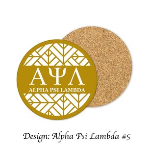 Könnte beinhalten: Ein runder Korkuntersetzer in Gold mit einem weißen geometrischen Muster und den Buchstaben "ΑΨΛ" sowie dem Text "ALPHA PSI LAMBDA" in Weiß. Design: Alpha Psi Lambda #5