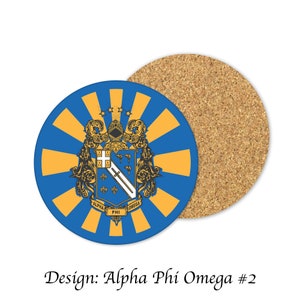 Könnte beinhalten: Ein runder Untersetzer in Blau und Gold mit einem Wappen, das ein Schwert, einen Schild und eine Lilie zeigt. Der Text "Alpha Phi Omega" ist unter dem Wappen gedruckt. Der Untersetzer ist mit einem Sonnenstrahlenmuster gestaltet.