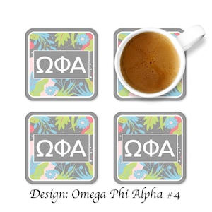Könnte beinhalten: Set aus vier grauen quadratischen Untersetzern mit einem floralen Design in Rosa-, Blau- und Grüntönen. Die Untersetzer zeigen die griechischen Buchstaben "ΩΦΑ" in Weiß innerhalb eines grauen Rechtecks.