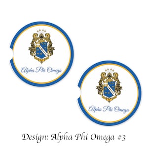 Könnte beinhalten: Zwei runde Untersetzer in Blau und Gold mit weißem Hintergrund. Die Untersetzer zeigen ein Wappen mit einem Schild, einer Krone und dem Text "Alpha Phi Omega".