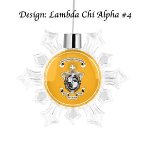 Può includere: Un ornamento natalizio trasparente a forma di fiocco di neve con un cerchio giallo al centro. Il cerchio presenta uno stemma in bianco e nero con il testo "Per Crucem Crescens" e "Vir Quisque Vir".