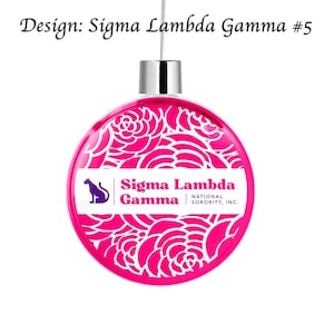 Puede incluir: Un adorno navideño rosa con un diseño floral blanco y el texto "Sigma Lambda Gamma National Sorority, Inc."