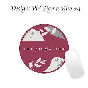 Op de afbeelding: Ronde muismat met een bordeauxrode achtergrond en een abstract ontwerp in wit en grijs. De tekst "PHI SIGMA RHO" is in wit op de muismat gedrukt.
