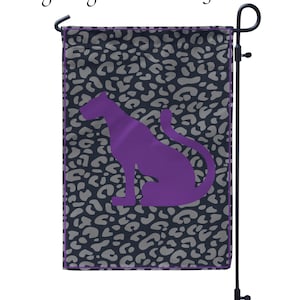Könnte beinhalten: Eine violette Silhouette eines Panthers, der auf einem schwarzen und grauen Leopardenmuster sitzt. Der Text "Design: Sigma Lambda Gamma #1" befindet sich oben im Bild.