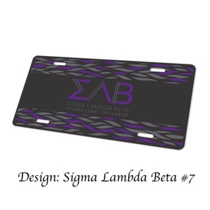 Op de afbeelding: Zwart en paars kenteken met een golfpatroon en de letters "ΣΑΒ" en de tekst "Sigma Lambda Beta International Fraternity".