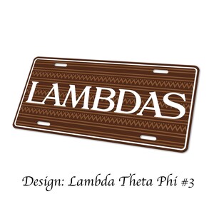 Könnte beinhalten: Braunes Nummernschild mit weißem Rand und weißem Muster. Der Text "LAMBDAS" ist in Weiß auf dem Schild gedruckt.