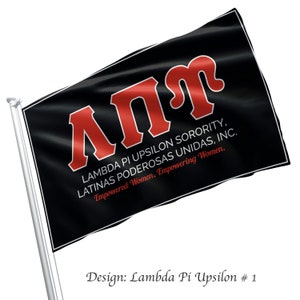 Op de afbeelding: Een zwarte vlag met de letters "ΑΠΥ" in rood, samen met de tekst "Lambda Pi Upsilon Sorority, Latinas Poderosas Unidas, Inc. Empowered Women, Empowering Women."